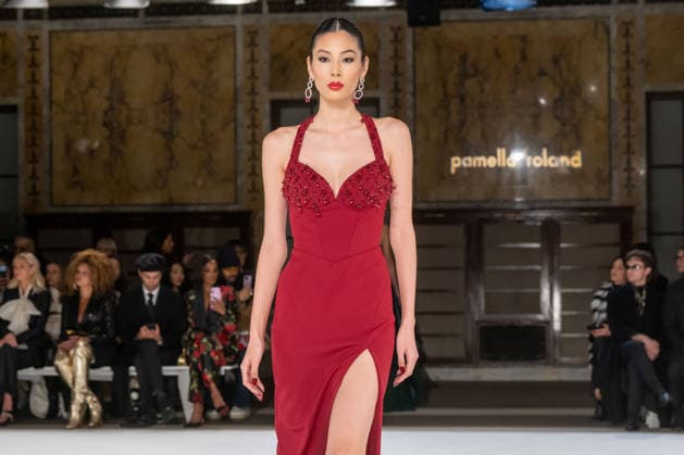 Pamella Roland - Runway - February 2026 New York Fashion Week, New York, USA - 12 Feb 2026 (NEW) Pamella Roland - Runway - February 2026 New York Fashion Week. February 12, 2026, New York, New York, USA: A model walks the runway for the Pamella Roland fashion show during the New York Fashion Week at the New York Public Library on February 12, 2026 in New York City. (Credit: M10s TheNews2) (Foto: M10s Thenews2 imago images) Pamella Roland - Runway - February 2026 New York Fashion Week, New York, USA - 12 Feb 2026  Copyright: xRonxAdarx
