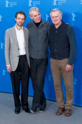Anders Danielsen Lie, Grant Gee und Bill Pullman beim Photocall zum Kinofilm Everybody Digs Bill Evans auf der Berlinale 2026 76. Internationale Filmfestspiele Berlin im Hotel Grand Hyatt. Berlin, 13.02.2026