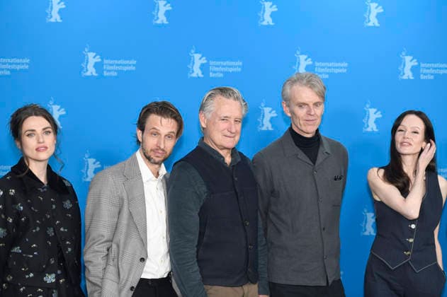 Katie McGrath, Anders Danielsen Lie, Bill Pullman, Grant Gee und Valene Kane beim Photocall zum Kinofilm Everybody Digs Bill Evans auf der Berlinale 2026 76. Internationale Filmfestspiele Berlin im Hotel Grand Hyatt. Berlin, 13.02.2026