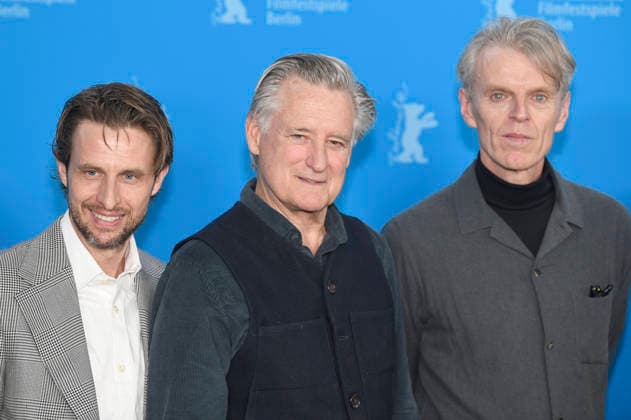 Anders Danielsen Lie, Grant Gee und Bill Pullman beim Photocall zum Kinofilm Everybody Digs Bill Evans auf der Berlinale 2026 76. Internationale Filmfestspiele Berlin im Hotel Grand Hyatt. Berlin, 13.02.2026