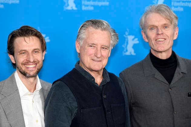 Anders Danielsen Lie, Grant Gee und Bill Pullman beim Photocall zum Kinofilm Everybody Digs Bill Evans auf der Berlinale 2026 76. Internationale Filmfestspiele Berlin im Hotel Grand Hyatt. Berlin, 13.02.2026
