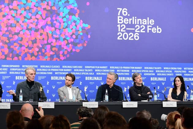 Anders Danielsen Lie, Grant Gee et Bill Pullman lors de la conférence de presse du film Everybody Digs Bill Evans lors de la 76ème édition du festival international du film de Berlin La Berlinale 2026 , le 13 février 2026 Romain Doucelin Bestimage Press conference of the movie Everybody Digs Bill Evans , photocall during the 76th Berlinale International Film Festival Berlin at Gret Hyatt Hotel on February 13th, 2026 in Berlin, Germany Berlin Allemagne  Copyright: xRomainxDoucelinx xBestimagexRomainxDoucelinx xBestimagex