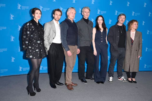 Katie McGrath, Anders Danielsen Lie, Bill Pullman, Grant Gee, Valene Kane, Barry Ward und Tricia Tuttle beim Photocall zum Kinofilm Everybody Digs Bill Evans auf der Berlinale 2026 76. Internationale Filmfestspiele Berlin im Hotel Grand Hyatt. Berlin, 13.02.2026