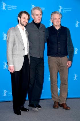 Anders Danielsen Lie, Grant Gee, und Bill Pullman beim Photocall zum Kinofilm Everybody Digs Bill Evans auf der Berlinale 2026 76. Internationale Filmfestspiele Berlin im Hotel Grand Hyatt. Berlin, 13.02.2026