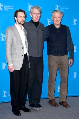 Anders Danielsen Lie, Grant Gee, und Bill Pullman beim Photocall zum Kinofilm Everybody Digs Bill Evans auf der Berlinale 2026 76. Internationale Filmfestspiele Berlin im Hotel Grand Hyatt. Berlin, 13.02.2026