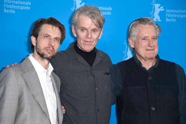 Anders Danielsen Lie, Grant Gee, und Bill Pullman beim Photocall zum Kinofilm Everybody Digs Bill Evans auf der Berlinale 2026 76. Internationale Filmfestspiele Berlin im Hotel Grand Hyatt. Berlin, 13.02.2026