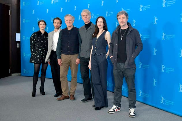 Katie McGrath, Anders Danielsen Lie, Bill Pullman, Grant Gee, Valene Kane und Barry Ward beim Photocall zum Kinofilm Everybody Digs Bill Evans auf der Berlinale 2026 76. Internationale Filmfestspiele Berlin im Hotel Grand Hyatt. Berlin, 13.02.2026
