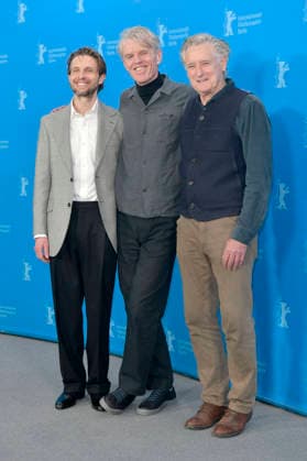Anders Danielsen Lie, Grant Gee und Bill Pullman beim Photocall zum Kinofilm Everybody Digs Bill Evans auf der Berlinale 2026 76. Internationale Filmfestspiele Berlin im Hotel Grand Hyatt. Berlin, 13.02.2026