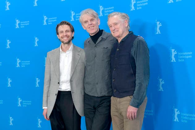 Anders Danielsen Lie, Grant Gee und Bill Pullman beim Photocall zum Kinofilm Everybody Digs Bill Evans auf der Berlinale 2026 76. Internationale Filmfestspiele Berlin im Hotel Grand Hyatt. Berlin, 13.02.2026