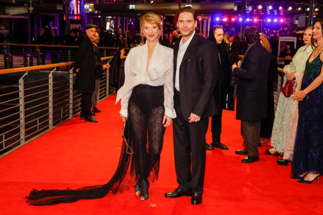 Heike Makatsch, Daniel Brühl bei der Eröffnung der 75. Internationalen Filmfestspiele Berlin im Berlinale Palast am Potsdamer Platz