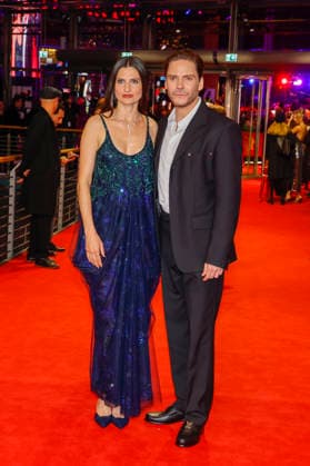 Felicitas Rombold und Daniel Bruehl bei der Eröffnung der 75. Internationalen Filmfestspiele Berlin im Berlinale Palast am Potsdamer Platz