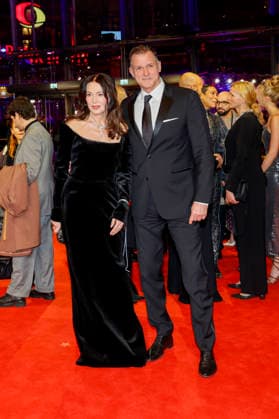 Iris Berben, Heiko Kiesow bei der Eröffnung der 75. Internationalen Filmfestspiele Berlin im Berlinale Palast am Potsdamer Platz