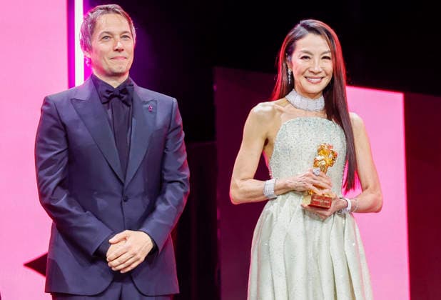 Sean Baker, Michelle Yeoh ( Preistraegerin Goldener Baer ) bei der Eroeffnung der 76. Berlinale Internationale Filmfestspiele mit der - No Good Men- Film Premiere am 12.02.2026 im Berlinale Palast Berlin.