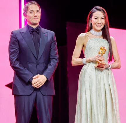 Sean Baker, Michelle Yeoh ( Preistraegerin Goldener Baer ) bei der Eroeffnung der 76. Berlinale Internationale Filmfestspiele mit der - No Good Men- Film Premiere am 12.02.2026 im Berlinale Palast Berlin.