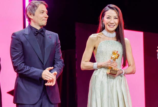 Sean Baker, Michelle Yeoh ( Preistraegerin Goldener Baer ) bei der Eroeffnung der 76. Berlinale Internationale Filmfestspiele mit der - No Good Men- Film Premiere am 12.02.2026 im Berlinale Palast Berlin.