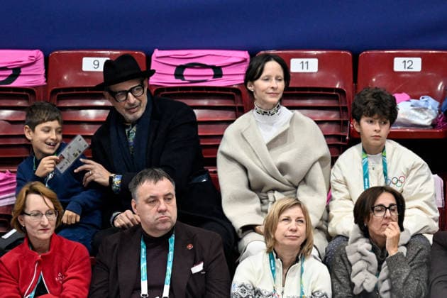 Winter Olympics - Jeff Goldblum And Family At Milano Ice Skating Arena American actor and musician, Jeff Goldblum with his wife Emilie Livingston and sons attend the Men Single Skating on day seven of the Milano Cortina 2026 Winter Olympic games at Milano Ice Skating Arena on February 13, 2026 in Milan, Italy. Photo by JMP ABACAPRESS.COM Milan Italy  Copyright: xJMP ABACAx