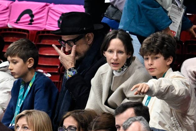 Winter Olympics - Jeff Goldblum And Family At Milano Ice Skating Arena American actor and musician, Jeff Goldblum with his wife Emilie Livingston and sons attend the Men Single Skating on day seven of the Milano Cortina 2026 Winter Olympic games at Milano Ice Skating Arena on February 13, 2026 in Milan, Italy. Photo by JMP ABACAPRESS.COM Milan Italy  Copyright: xJMP ABACAx