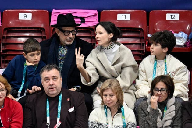 Winter Olympics - Jeff Goldblum And Family At Milano Ice Skating Arena American actor and musician, Jeff Goldblum with his wife Emilie Livingston and sons attend the Men Single Skating on day seven of the Milano Cortina 2026 Winter Olympic games at Milano Ice Skating Arena on February 13, 2026 in Milan, Italy. Photo by JMP ABACAPRESS.COM Milan Italy  Copyright: xJMP ABACAx