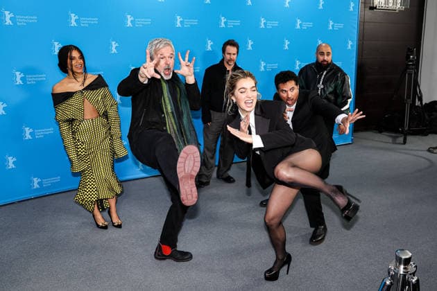 Berlin Berlinale, 76. internationale Filmfestspiele Berlin 2026 Photo Call Fun shoot, Kung Fu Shooting GOOD LUCK, HAVE FUN, DON™T DIE Gore Verbinski (Regisseur Director) Sam Rockwell (Schauspieler Actor) Zazie Beetz (Schaupielerin Actor) Haley Lu Richardson (Schaupielerin Actor) Michael Pena (Schauspieler Actor) Asim Chaudhry (Schauspieler Actor) Berlinale, 76. internationale Filmfestspiele Berlin 2026, 13.02.2026 -Pressefoto Roger Buerke Copyright: xEibner-Pressefoto RogerxBuerkex EP_RBE
