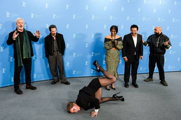 Berlin Berlinale, 76. internationale Filmfestspiele Berlin 2026 Photo Call Fun shoot GOOD LUCK, HAVE FUN, DON™T DIE Gore Verbinski (Regisseur Director) Sam Rockwell (Schauspieler Actor) Zazie Beetz (Schaupielerin Actor) Haley Lu Richardson (Schaupielerin Actor) on the floor Michael Pena (Schauspieler Actor) Asim Chaudhry (Schauspieler Actor) Berlinale, 76. internationale Filmfestspiele Berlin 2026, 13.02.2026 -Pressefoto Roger Buerke Copyright: xEibner-Pressefoto RogerxBuerkex EP_RBE