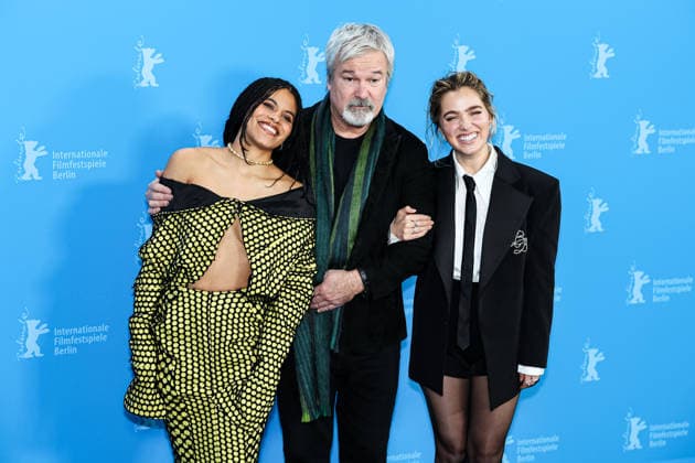 Berlin Berlinale, 76. internationale Filmfestspiele Berlin 2026 Photo Call Fun shoot GOOD LUCK, HAVE FUN, DON™T DIE Zazie Beetz (Schaupielerin Actor) Gore Verbinski (Regisseur Director) Haley Lu Richardson (Schaupielerin Actor) Berlinale, 76. internationale Filmfestspiele Berlin 2026, 13.02.2026 -Pressefoto Roger Buerke Copyright: xEibner-Pressefoto RogerxBuerkex EP_RBE