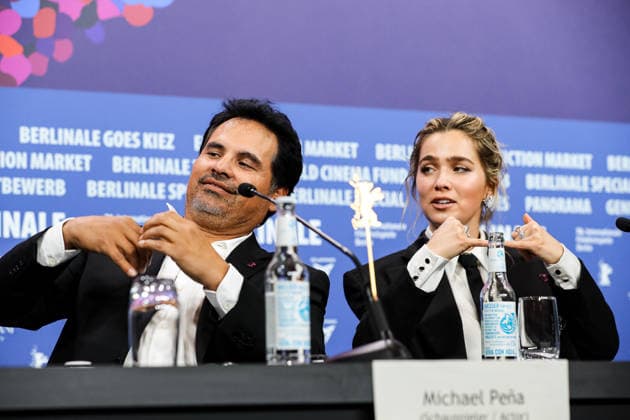 Berlin Berlinale, 76. internationale Filmfestspiele Berlin 2026 Pressekonferenz GOOD LUCK, HAVE FUN, DON™T DIE Haley Lu Richardson (Schaupielerin Actor) Michael Pena (Schauspieler Actor) check their handy fingers, Berlinale, 76. internationale Filmfestspiele Berlin 2026, 13.02.2026 -Pressefoto Roger Buerke Copyright: xEibner-Pressefoto RogerxBuerkex EP_RBE