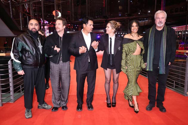 Asim Chaudhry, Sam Rockwell, Michael Pena, Haley Lu Richardson, Zazie Beetz und Gore Verbinski beim Photocall zum Kinofilm Good Luck, Have Fun, Don t Die auf der Berlinale 2026 76. Internationale Filmfestspiele Berlin auf dem Red Carpet vom Berlinale Palast. Berlin, 13.02.2026