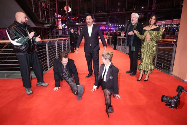 Asim Chaudhry, Sam Rockwell, Michael Pena, Haley Lu Richardson, Gore Verbinski und Zazie Beetz beim Photocall zum Kinofilm Good Luck, Have Fun, Don t Die auf der Berlinale 2026 76. Internationale Filmfestspiele Berlin auf dem Red Carpet vom Berlinale Palast. Berlin, 13.02.2026 *** Asim Chaudhry, Sam Rockwell, Michael Pena, Haley Lu Richardson, Gore Verbinski and Zazie Beetz at the photocall for the feature film Good Luck, Have Fun, Don t Die at the Berlinale 2026 76 Berlin International Film Festival on the Red Carpet of the Berlinale Palast Berlin, 13 02 2026 Foto:xD.xBedrosianx xFuturexImagex luck_6218