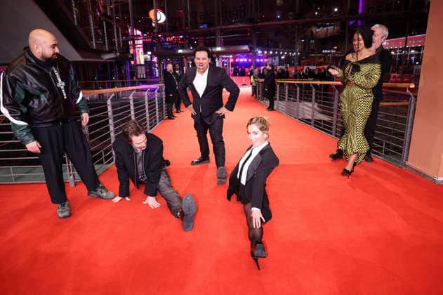 Asim Chaudhry, Sam Rockwell, Michael Pena, Haley Lu Richardson, Zazie Beetz und Gore Verbinski beim Photocall zum Kinofilm Good Luck, Have Fun, Don t Die auf der Berlinale 2026 76. Internationale Filmfestspiele Berlin auf dem Red Carpet vom Berlinale Palast. Berlin, 13.02.2026