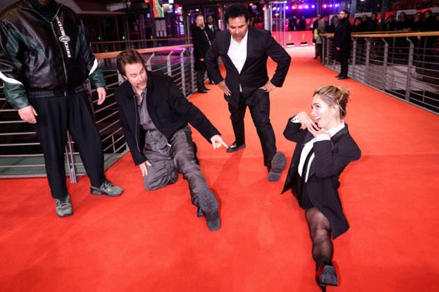 Sam Rockwell, Michael Pena und Haley Lu Richardson beim Photocall zum Kinofilm Good Luck, Have Fun, Don t Die auf der Berlinale 2026 76. Internationale Filmfestspiele Berlin auf dem Red Carpet vom Berlinale Palast. Berlin, 13.02.2026