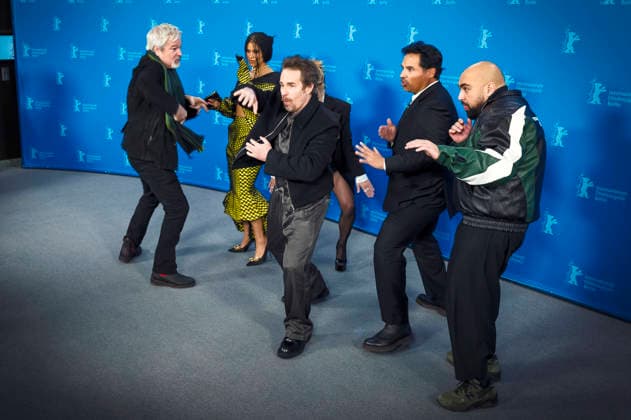 Gore Verbinski, Zazie Beetz, Haley Lu Richardson, Sam Rockwell, Michael Pena und Asim Chaudhry beim Photocall zum Kinofilm Good Luck, Have Fun, Don t Die auf der Berlinale 2026 76. Internationale Filmfestspiele Berlin im Hotel Grand Hyatt. Berlin, 13.02.2026