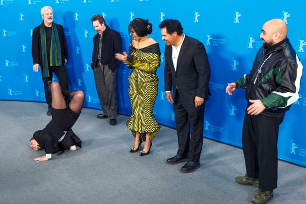 Gore Verbinski, Haley Lu Richardson, Sam Rockwell, Zazie Beetz, Michael Pena und Asim Chaudhry beim Photocall zum Kinofilm Good Luck, Have Fun, Don t Die auf der Berlinale 2026 76. Internationale Filmfestspiele Berlin im Hotel Grand Hyatt. Berlin, 13.02.2026