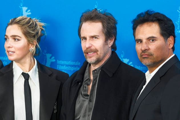 Haley Lu Richardson, Sam Rockwell und Michael Pena beim Photocall zum Kinofilm Good Luck, Have Fun, Don t Die auf der Berlinale 2026 76. Internationale Filmfestspiele Berlin im Hotel Grand Hyatt. Berlin, 13.02.2026