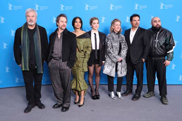 Gore Verbinski, Sam Rockwell, Zazie Beetz, Haley Lu Richardson, Tricia Tuttle, Michael Pena und Asim Chaudhry beim Photocall zum Kinofilm Good Luck, Have Fun, Don t Die auf der Berlinale 2026 76. Internationale Filmfestspiele Berlin im Hotel Grand Hyatt. Berlin, 13.02.2026