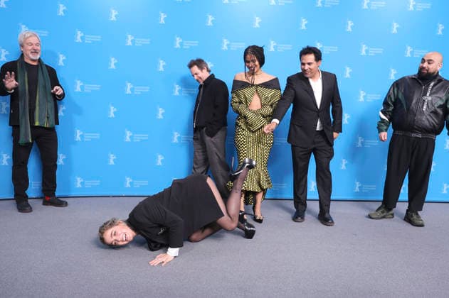 Gore Verbinski, Haley Lu Richardson, Sam Rockwell, Zazie Beetz, Michael Pena und Asim Chaudhry beim Photocall zum Kinofilm Good Luck, Have Fun, Don t Die auf der Berlinale 2026 76. Internationale Filmfestspiele Berlin im Hotel Grand Hyatt. Berlin, 13.02.2026