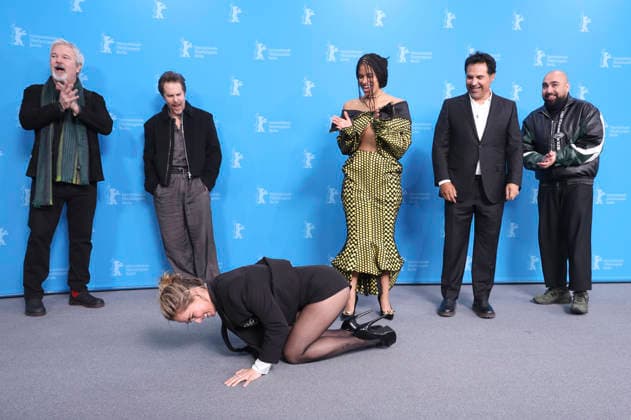 Gore Verbinski, Haley Lu Richardson, Sam Rockwell, Zazie Beetz, Michael Pena und Asim Chaudhry beim Photocall zum Kinofilm Good Luck, Have Fun, Don t Die auf der Berlinale 2026 76. Internationale Filmfestspiele Berlin im Hotel Grand Hyatt. Berlin, 13.02.2026
