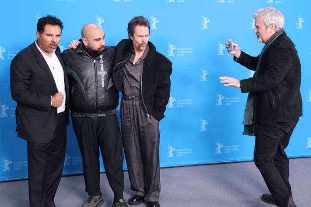 Michael Pena, Asim Chaudhry, Sam Rockweli und Gore Verbinski beim Photocall zum Kinofilm Good Luck, Have Fun, Don t Die auf der Berlinale 2026 76. Internationale Filmfestspiele Berlin im Hotel Grand Hyatt. Berlin, 13.02.2026