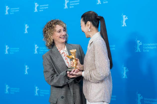 Berlinale, Michelle Yeoh mit Goldenem Bären, Berlin, 13.02.2026 Tricia Tuttle (Künstlerische Leiterin der Berlinale) und Michelle Yeoh mit dem Goldenen Bären beim Photocall im Hyatt Hotel Berlin am 13.02.2026. Die 76. Internationalen Filmfestspiele Berlin finden vom 12. bis 22. Februar 2026 statt. Berlin Theater am Potsdamer Platz Copyright: xBenxKriemannx