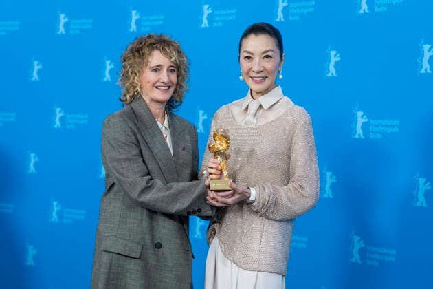 Berlinale, Michelle Yeoh mit Goldenem Bären, Berlin, 13.02.2026 Tricia Tuttle (Künstlerische Leiterin der Berlinale) und Michelle Yeoh mit dem Goldenen Bären beim Photocall im Hyatt Hotel Berlin am 13.02.2026. Die 76. Internationalen Filmfestspiele Berlin finden vom 12. bis 22. Februar 2026 statt. Berlin Theater am Potsdamer Platz Copyright: xBenxKriemannx