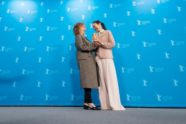 Berlinale, Michelle Yeoh mit Goldenem Bären, Berlin, 13.02.2026 Tricia Tuttle (Künstlerische Leiterin der Berlinale) und Michelle Yeoh mit dem Goldenen Bären beim Photocall im Hyatt Hotel Berlin am 13.02.2026. Die 76. Internationalen Filmfestspiele Berlin finden vom 12. bis 22. Februar 2026 statt. Berlin Theater am Potsdamer Platz Copyright: xBenxKriemannx
