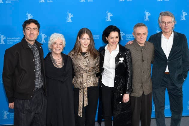 Ilker Catak, Ipek Bilgin, Leyla Smyrna Cabas, Özgü Namal, Tansu Bicer und Ingo Fliess beim Photocall zum Kinofilm Gelbe Briefe Yellow Letters auf der Berlinale 2026 76. Internationale Filmfestspiele Berlin im Hotel Grand Hyatt. Berlin, 13.02.2026