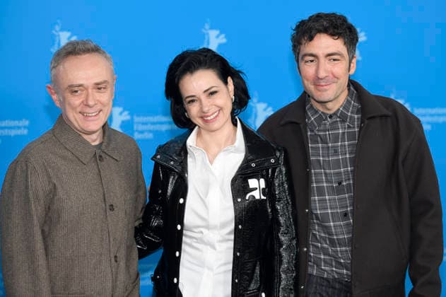 Tansu Bicer, Özgü Namal und Illker Catak beim Photocall zum Kinofilm Gelbe Briefe Yellow Letters auf der Berlinale 2026 76. Internationale Filmfestspiele Berlin im Hotel Grand Hyatt. Berlin, 13.02.2026