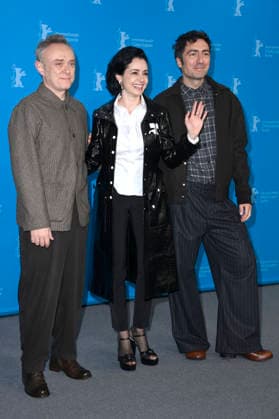 Tansu Bicer, Özgü Namal und Illker Catak beim Photocall zum Kinofilm Gelbe Briefe Yellow Letters auf der Berlinale 2026 76. Internationale Filmfestspiele Berlin im Hotel Grand Hyatt. Berlin, 13.02.2026
