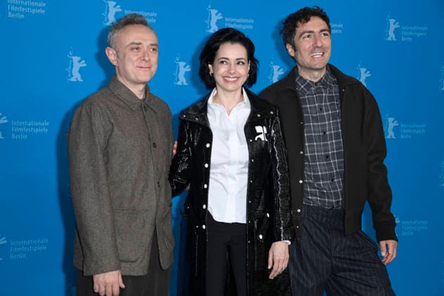 Tansu Bicer, Özgü Namal und Illker Catak beim Photocall zum Kinofilm Gelbe Briefe Yellow Letters auf der Berlinale 2026 76. Internationale Filmfestspiele Berlin im Hotel Grand Hyatt. Berlin, 13.02.2026