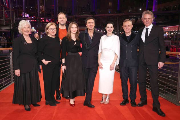 Ipek Bilgin, Dorothee Erpenstein, Helge Albers, Leyla Smyrna Cabas, Ilker Catak, Ozgu Namal, Tansu Bicer und Ingo Fliess bei der Premiere des Kinofilms Gelbe Briefe Yellow Letters auf der Berlinale 2026 76. Internationale Filmfestspiele Berlin im Berlinale Palast. Berlin, 13.02.2026