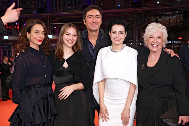 Ayda Arbatli, Leyla Smyrna Cabas, Ilker Catak, Özgü Namal und Ipek Bilgin bei der Premiere des Kinofilms Gelbe Briefe Yellow Letters auf der Berlinale 2026 76. Internationale Filmfestspiele Berlin im Berlinale Palast. Berlin, 13.02.2026