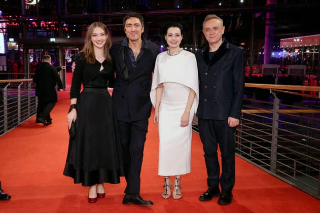 Leyla Smyrna Cabas, Ilker Catak, Özgü Namal und Tansu Bicer bei der Premiere des Kinofilms Gelbe Briefe Yellow Letters auf der Berlinale 2026 76. Internationale Filmfestspiele Berlin im Berlinale Palast. Berlin, 13.02.2026