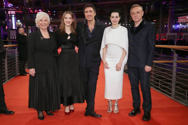Ipek Bilgin, Leyla Smyrna Cabas, Ilker Catak, Özgü Namal und Tansu Bicer bei der Premiere des Kinofilms Gelbe Briefe Yellow Letters auf der Berlinale 2026 76. Internationale Filmfestspiele Berlin im Berlinale Palast. Berlin, 13.02.2026