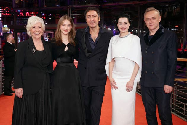 Ipek Bilgin, Leyla Smyrna Cabas, Ilker Catak, Özgü Namal und Tansu Bicer bei der Premiere des Kinofilms Gelbe Briefe Yellow Letters auf der Berlinale 2026 76. Internationale Filmfestspiele Berlin im Berlinale Palast. Berlin, 13.02.2026