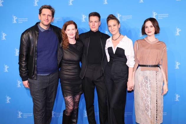 Sebastian Schwarz, Julika Jenkins, Paul Boche, Kai Stänicke, Jeanette Hain und Emilia Schüle beim Photocall zum Kinofilm Der Heimatlose Trial of Hein auf der Berlinale 2026 76. Internationale Filmfestspiele Berlin im Hotel Grand Hyatt. Berlin, 13.02.2026